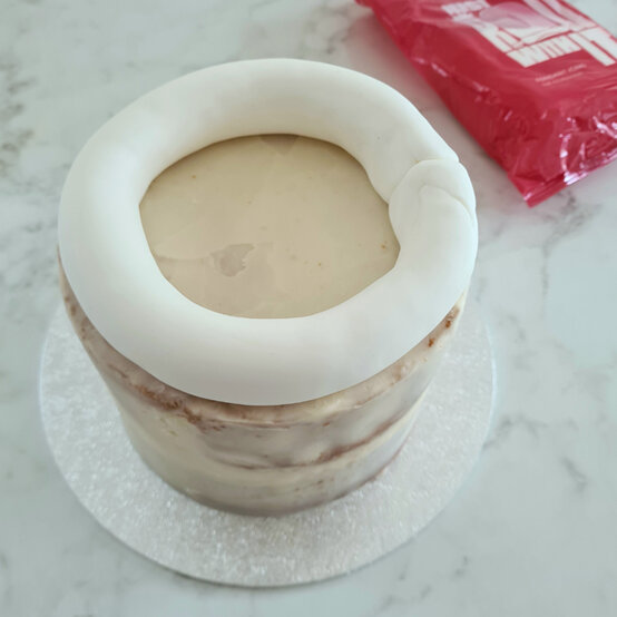 idea_how-to-make-a-coronation-cake_step9.jpg?sw=554&q=85