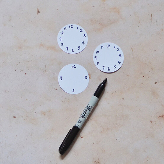 new-years-eve-kids-crafts9.jpg?sw=554&q=85