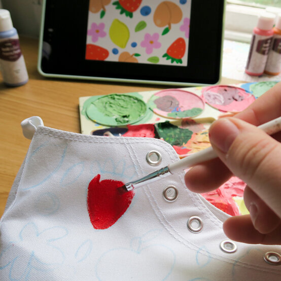 idea_personalise-a-shoe-with-fabric-paint_step5.jpg?sw=554&q=85