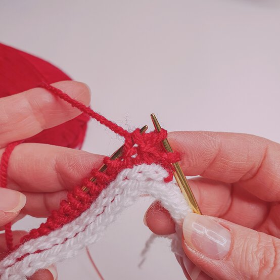 Ideas_How-to-Knit-Jubilee-Bunting-step-5.jpg?sw=554&q=85