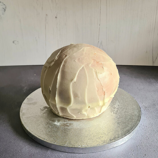 idea_how-to-make-a-frog-cake_step3b.jpg?sw=554&q=85