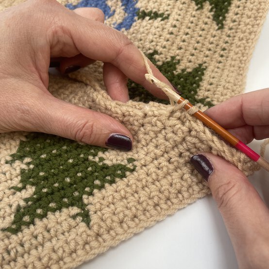 How-to-Crochet-a-Tree-Skirt_Construction%20Photo%203.jpg?sw=554&q=85