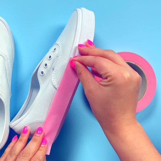 tie-dye-shoes-step-1.jpg?sw=554&q=85