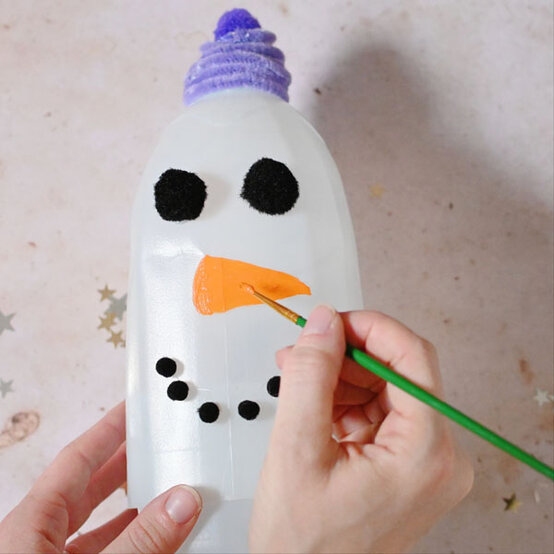 how-to-make-winter-milk-bottle-lanterns_snowman-c.jpg?sw=554&q=85