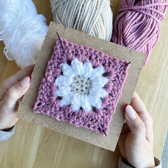 granny%2Dsquare%2Dflower%2Dtote%2Dbag%5Fstep%2D2a.jpg?sw=554&q=85