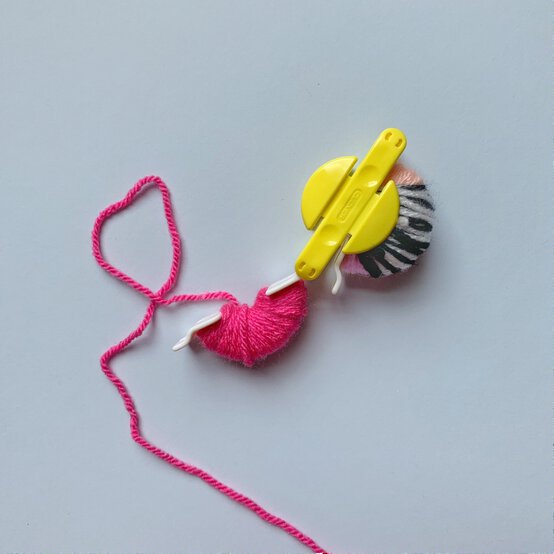 how_to_create_five_different_patterns_in_pom_poms_multi_pattern_pom_pom_step_4.jpg?sw=554&q=85