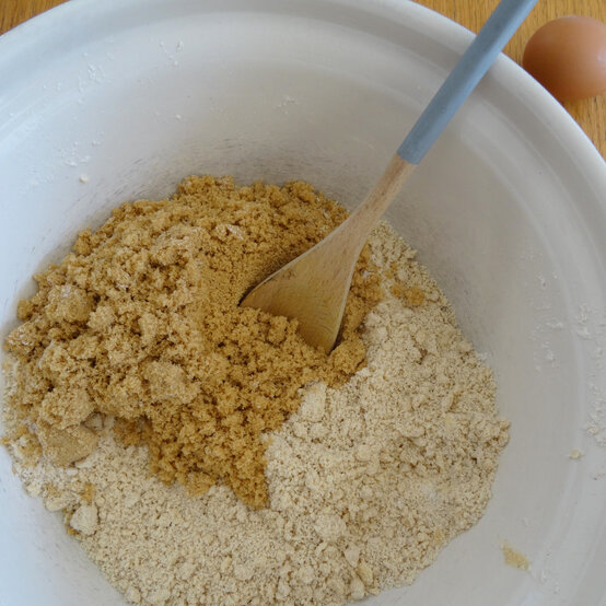 decorated-gingerbread-biscuits_step1_2.jpg?sw=554&q=85