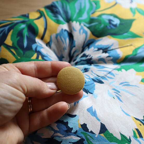 how-to-make-a-seat-cushion_step-11.jpg?sw=554&q=85