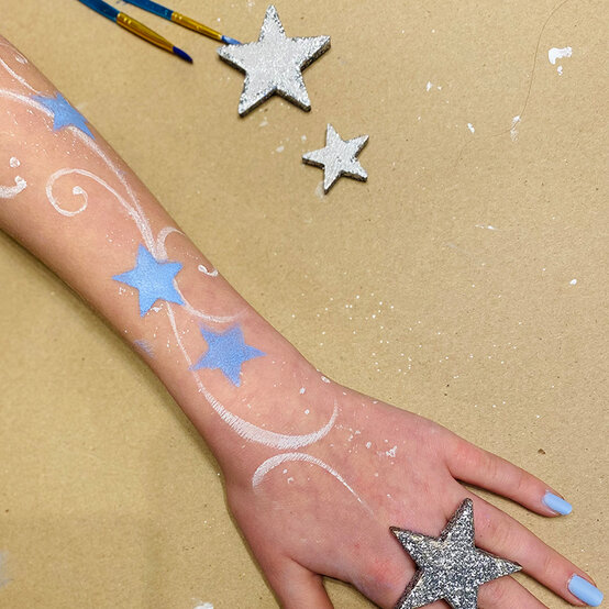 how-to-create-a-new-years-eve-face-paint-design_step8.jpg?sw=554&q=85