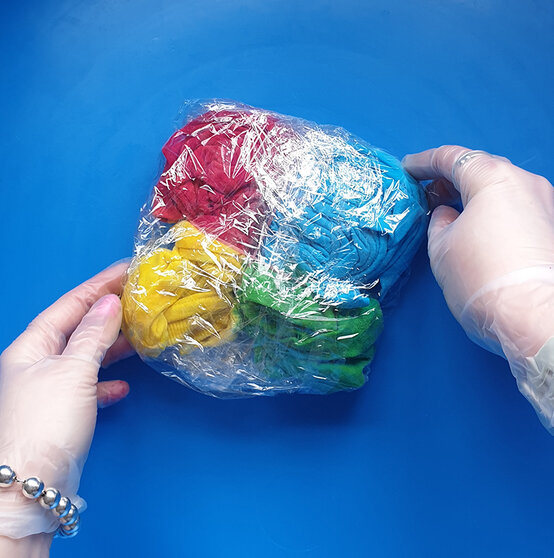 How-to-tie-dye-a-t-shirt_Spiral%20step%206d.jpg?sw=554&q=85