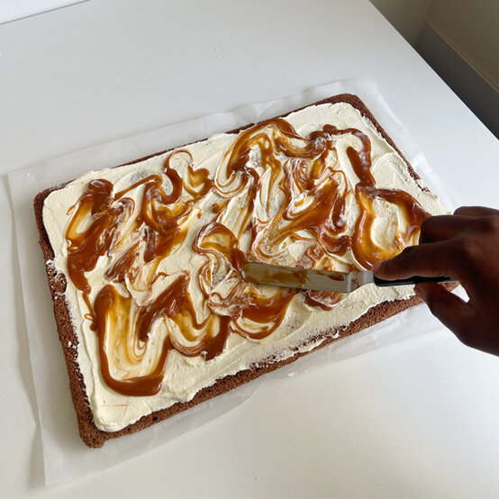 idea_christmas-botanical-yule-log_step15.jpg?sw=554&q=85