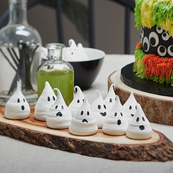 how-to-make-meringue-ghosts_step4.jpg?sw=554&q=85