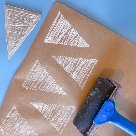 Idea_how-to-make-lino-print-gift-wrap_step8d.jpg?sw=554&q=85