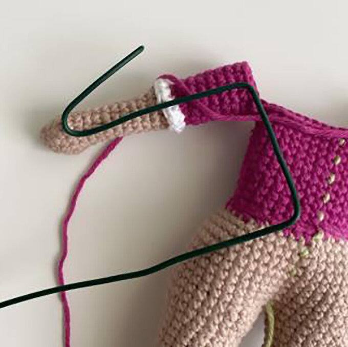idea_how-to-crochet-amigurumi-mrs-claus_body9.jpg?sw=680&q=85