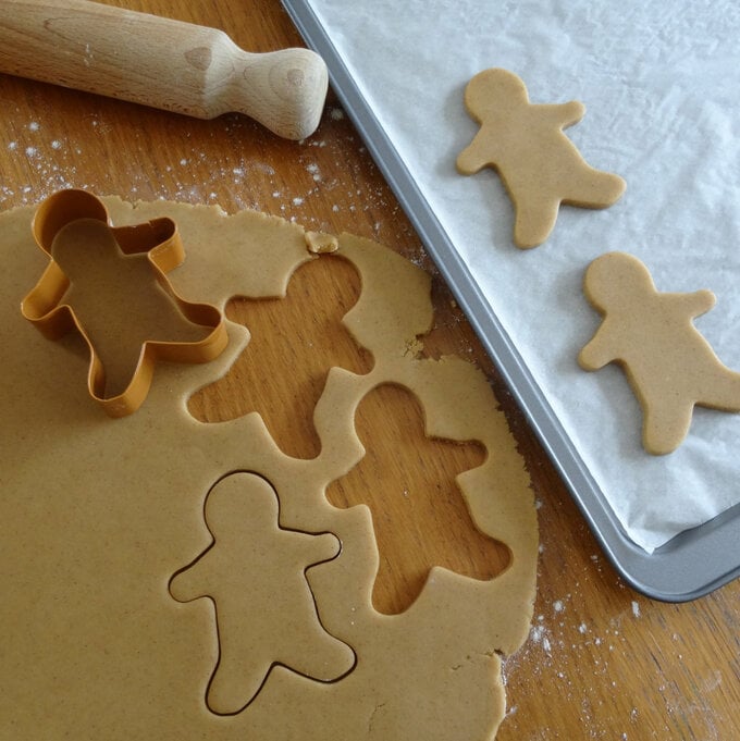 decorated-gingerbread-biscuits_step3.jpg?sw=680&q=85
