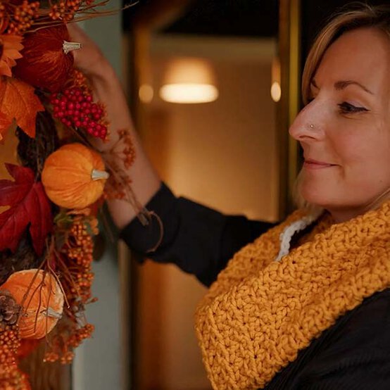 how%2Dto%2Dcrochet%2Dan%2Dautumn%2Dtextured%2Dsnood.jpg?sw=554&q=85