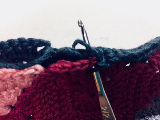 valeria-granny-square-handbag14.jpg?sw=554&q=85