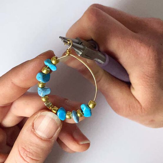 ideas%5Fjewellery%2Dprojects%2Dto%2Dmake%2Dwith%2Dbeads%5Fhoop%2Dearrings%5Fstep%2D2b.jpg?sw=554&q=85