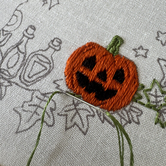 ideas%5Fhalloween%2Dembroidery%2Dhoop%5Fback%2Dstitch%2D1.jpg?sw=554&q=85