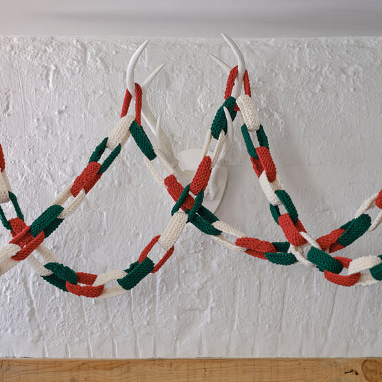 idea%5Fknitting%2Dprojects%2Dfor%2Dbeginners%5Fpaperchains.jpg?sw=554&q=85