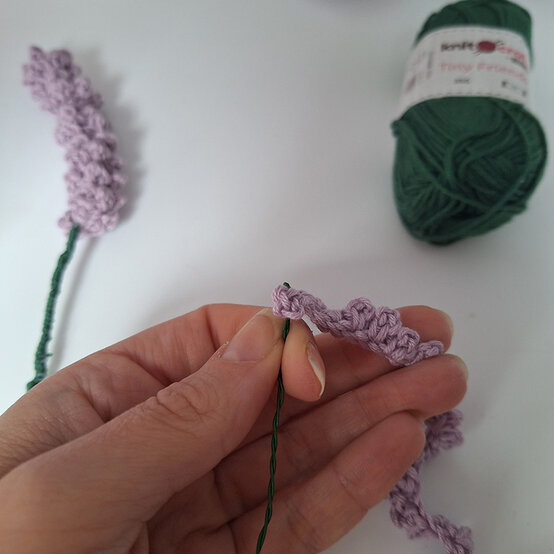 How%2Dto%2Dcrochet%2Da%2Dfloral%2Dspring%2Dwreath%5Flavender1.jpg?sw=554&q=85