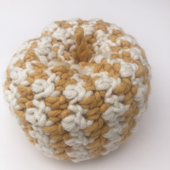 how-to-crochet-a-collection-of-pumpkins-step-3b.jpg?sw=554&q=85