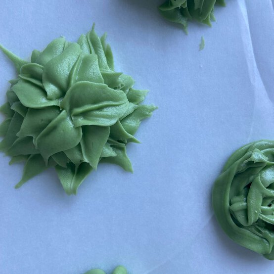 Idea_how-to-make-terrarium-cake-jars_step4b.jpg?sw=554&q=85