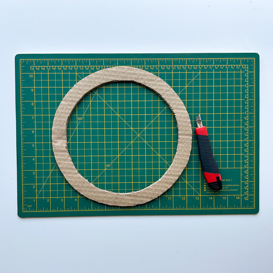 Idea_how-to-make-a-sustainable-autumn-wreath_step1.jpeg?sw=554&q=85