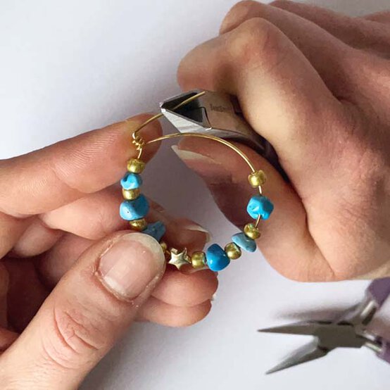 ideas%5Fjewellery%2Dprojects%2Dto%2Dmake%2Dwith%2Dbeads%5Fhoop%2Dearrings%5Fstep%2D2a.jpg?sw=554&q=85