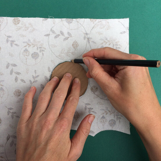 fabric-scrap-garland_step2-2.jpg?sw=554&q=85