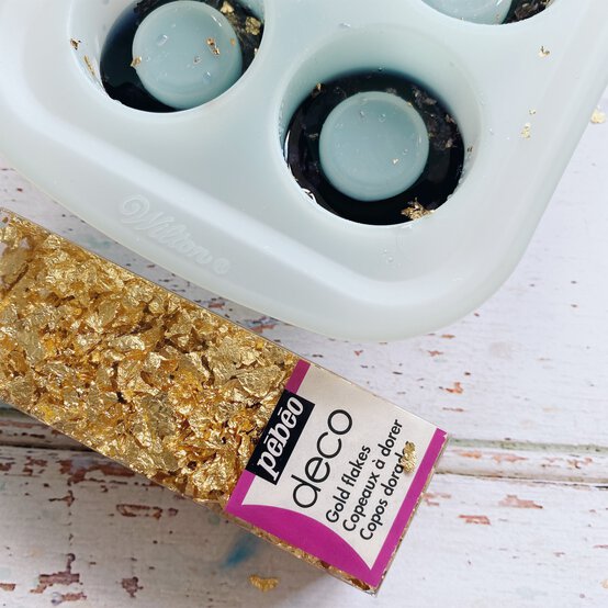 4_how-to-make-a-resin-salt-and-pepper-pot.jpg?sw=554&q=85