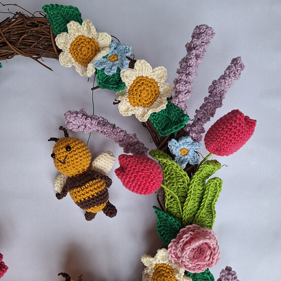 How%2Dto%2Dcrochet%2Da%2Dfloral%2Dspring%2Dwreath%5Fmaking%2Dup2.jpg?sw=554&q=85