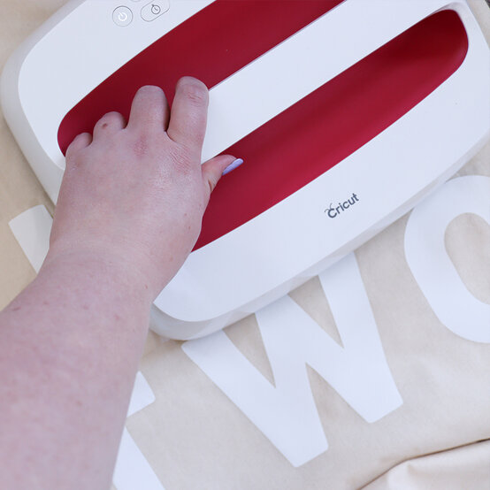 cricut_birthday-banner-with-smart-iron-on-vinyl_step4.jpg?sw=554&q=85