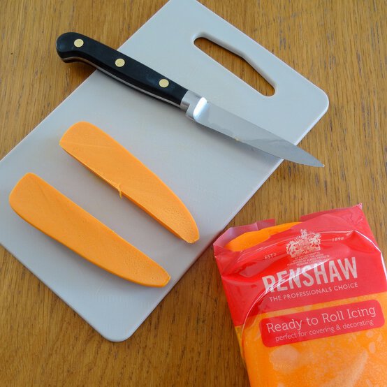 carrot_fruit_line_cake_7a.jpg?sw=554&q=85