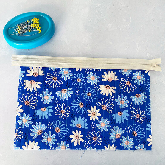 how-to-sew-a-quilted-makeup-bag_step5a.jpg?sw=554&q=85