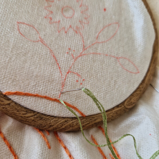 idea%5Fautumn%2Dembroidery%2Dprojects%2Dto%2Dtry%2Dcushion%5Fstep%2D23.jpg?sw=554&q=85