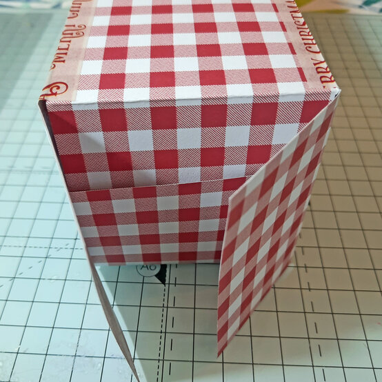 three-ways-to-make-handmade-christmas-gift-wrap_gift-box_sheet5.jpg?sw=554&q=85