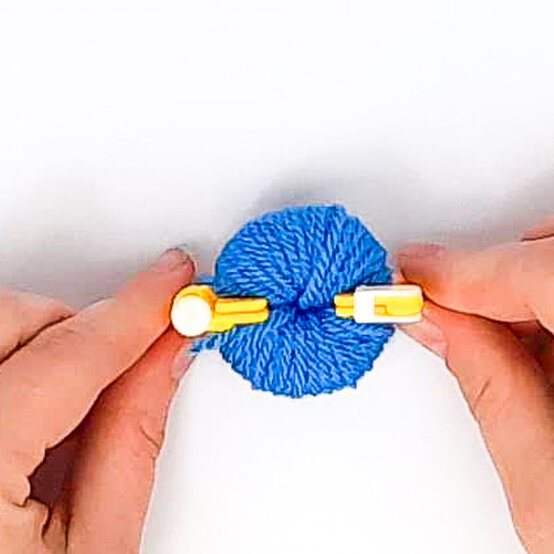 Christmas-Stash-Busting-Ideas_Pompom-Wreath-Step-1.jpg?sw=554&q=85