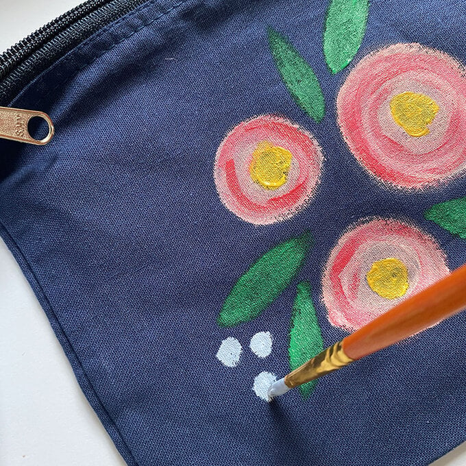 how_to-_make_a_mothers_day_floral-pouch_7.jpg?sw=680&q=85