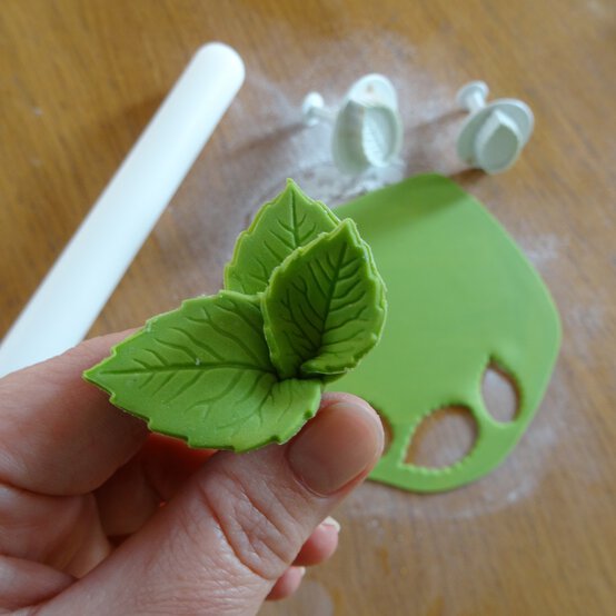 carrot_fruit_line_cake_10.jpg?sw=554&q=85