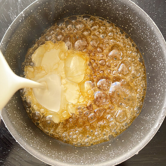 idea_christmas-botanical-yule-log_step13.jpg?sw=554&q=85