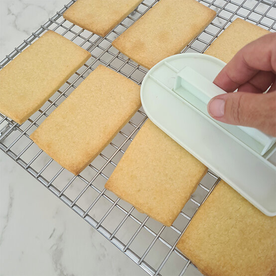 how-to-make-kilt-shortbread-biscuits_step-4b.jpg?sw=554&q=85