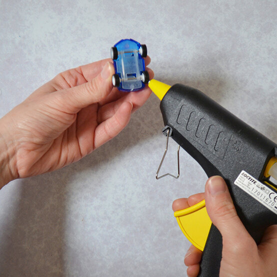 cars_bonnet_car_step_5.jpg.jpg?sw=554&q=85