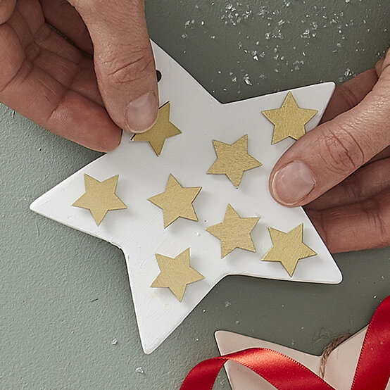 hanging-dec-star-topper.jpg?sw=554&q=85