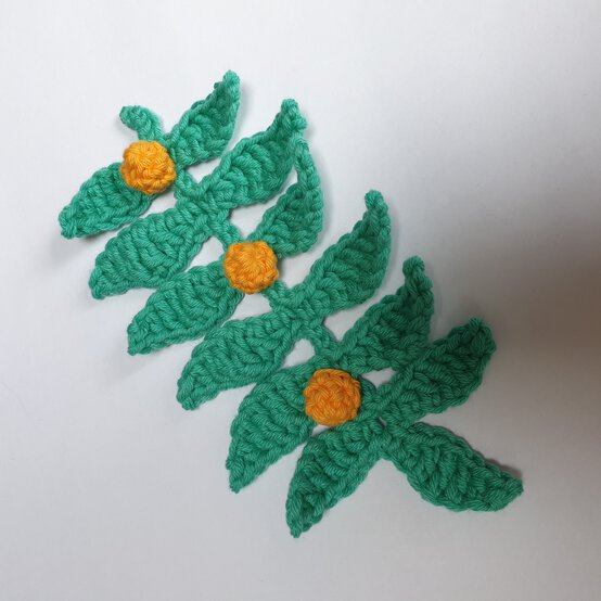 how-to-crochet-an-autumn-garland-berry-leaves.jpg?sw=554&q=85