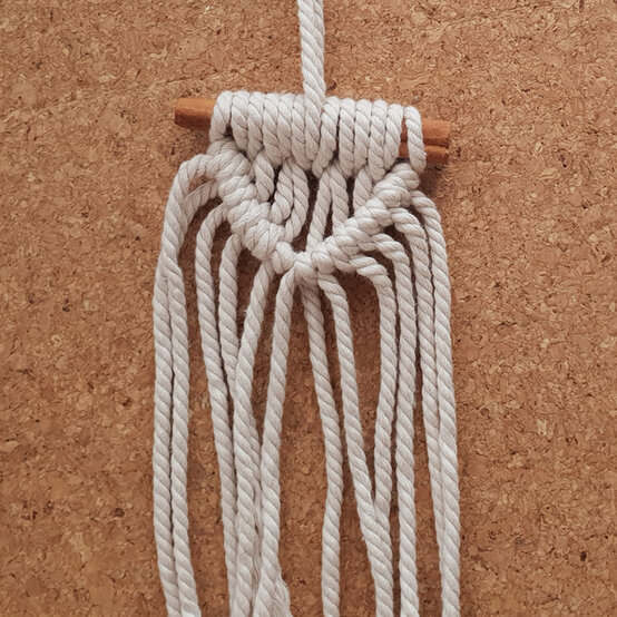 idea%5Fmacrame%2Dchristmas%2Dcrackers%2Dwhite%5Fstep3.jpg?sw=554&q=85