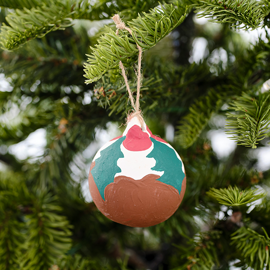 idea%5Fways%2Dto%2Ddecorate%2Dceramic%2Dbaubles%5Fholly.png?sw=554&q=85