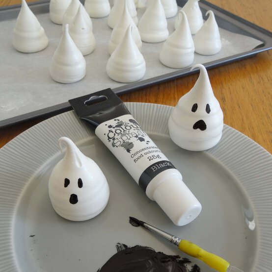 meringue-ghosts-step-2.jpg?sw=554&q=85