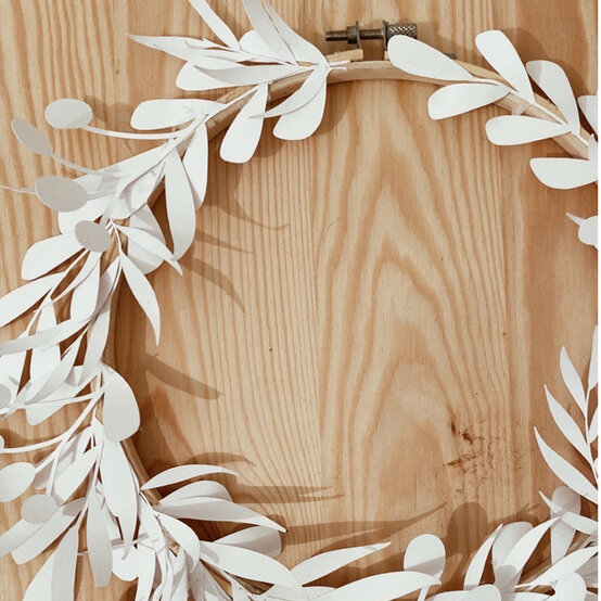 papercut_wreath_hoop_step_2.jpg?sw=554&q=85