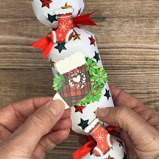 how%2Dto%2Dmake%2Dbright%2Dchristmas%2Dcrackers%5Fstep%2D7c.jpg?sw=554&q=85